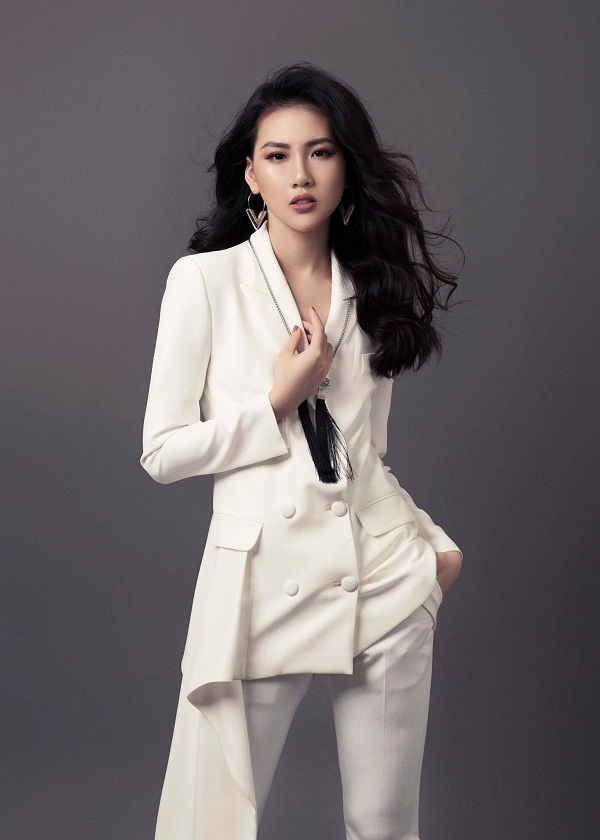 hoa hậu bùi quỳnh hoa cao bao nhiêu