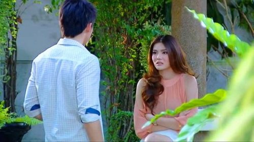 Thấy chồng chăm cây táo còn hơn chăm con, vợ bí mật kiểm tra rồi ngớ người với bọc nilon chôn sâu dưới bọc đất