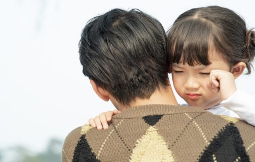 Được hôm đón con tan học sớm, tôi suýt ngất khi thấy con đang vui vẻ, ngã vào lòng một người đàn ông