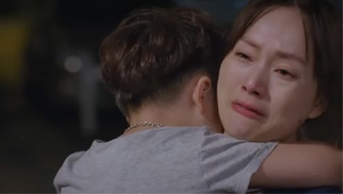 Chồng đi công tác, tranh thủ đưa con về thăm ông bà nhưng vừa đến cổng, cảnh tượng trong sân đập vào mắt khiến tôi chết lặng