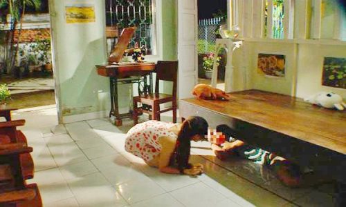 Đang hú hí với bồ thì vợ về, chồng kéo ả tiểu tam trốn dưới gầm giường