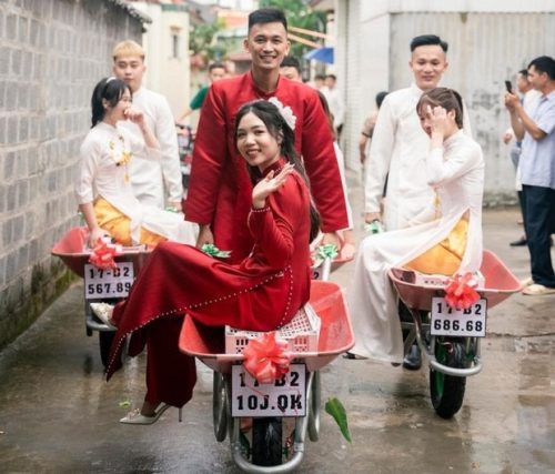 Chú rể Thái Bình đem 7 xe rùa đến nhà gái đưa tráp gây xôn xao