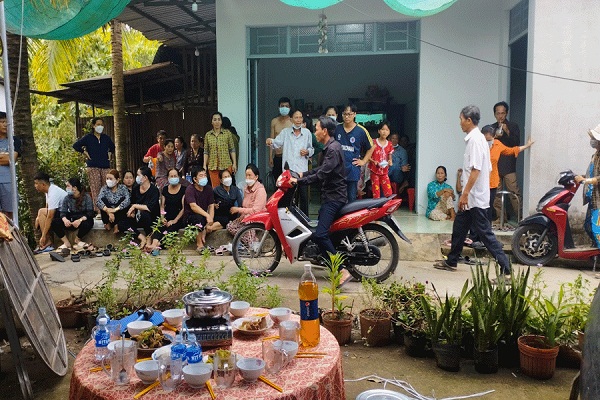 Tiền Giang: Con trai 14 tuổi khai bỏ thuốc bả chó vào sữa làm cha và bà nội tử vong