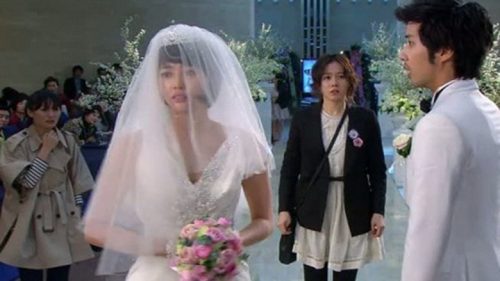 Chồng cũ tái hôn tôi không mời mà đến, con gái chỉ vào tấm ảnh cưới tôi tát cô dâu