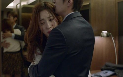 Trằn trọc đến nửa đêm vì nhớ chồng, bỗng nghe tiếng đập cửa, hé mắt nhìn, tôi chết trân khi thấy bóng dáng quen thuộc