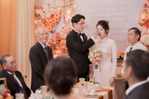 Cầu thủ đẹp trai nhất U23 Việt Nam dịu dàng lau nước mắt cho vợ trong ngày ăn hỏi