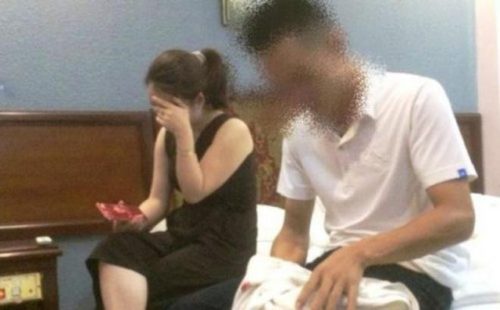 Vô tình gặp vợ vội vàng đi ra từ khách sạn, chồng tặng luôn cái tát nhưng ngỡ ngàng khi thấy người này