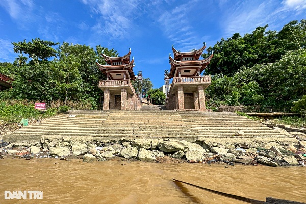 Nơi phát hiện các phần thi thể nạn nhân nằm ở mép và bờ sông Hồng, ngay dưới chân Miếu Bản