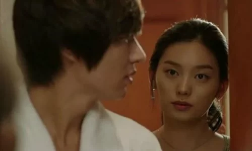 Về nhà sau chuyến công tác, đi tắm nhờ vợ đưa quần áo, tôi hóa đá khi thấy thứ trên tay cô ấy