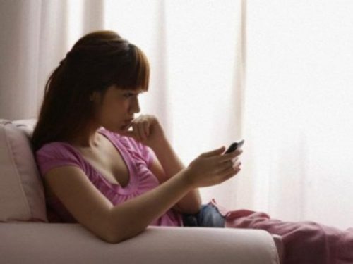 Chồng đi công tác, nửa đêm nhận tin nhắn từ số điện thoại lạ, mở ra xem, tôi bàng hoàng