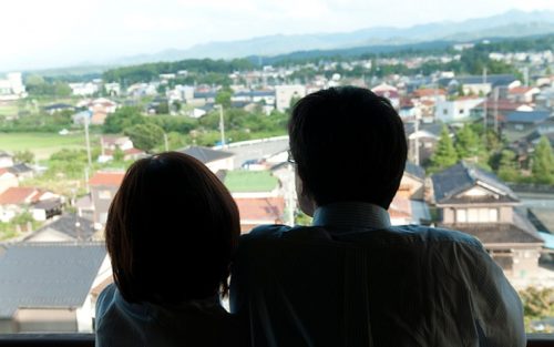 Sau khi mặn nồng, vợ than mệt nên qua phòng con ngủ, tôi lén đi theo thì sững sờ khi thấy cảnh tượng trên sân thượng