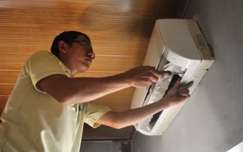 Giữa trưa đi sửa điều hoà, vừa leo lên cao đã đỏ mắt khi thấy cảnh tượng ở nhà nghỉ bên cạnh