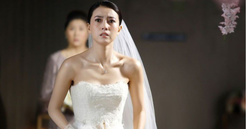 Ngày tôi tái giá, cả nhà chồng cũ bỗng kéo đến đám cưới, mẹ anh còn lao lên giật mic