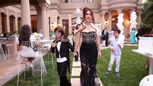 Tiệc sinh nhật "đậm mùi tiền" của cậu ấm con nữ đại gia gốc Việt trong biệt thự 800 tỷ đồng