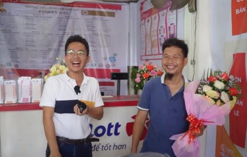 Trúng Vietlott 5 tỷ, chàng trai rút ngay 1,3 tỷ tặng bạn bè, đại lý vé số tiết lộ tính cách thật