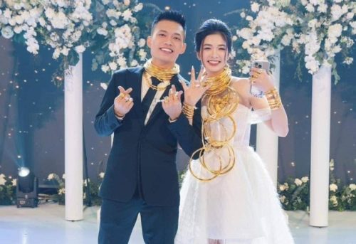Cô dâu Thanh Hóa đeo vàng trĩu cổ, đám cưới dùng 2 tấn hoa tươi có chi phí ngang giá chiếc xe hơi