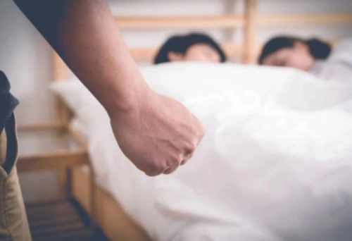 Nghi ngờ vợ ngoại tình, tôi gọi cả nội ngoại đến bắt gian và cái kết không thể ngờ