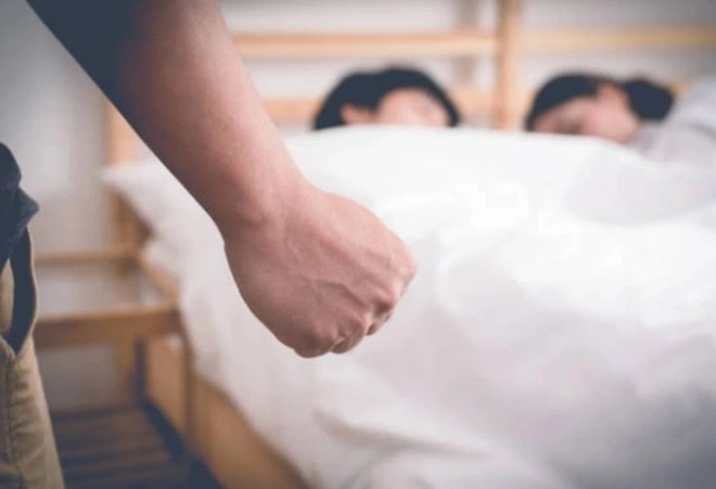 Nghi ngờ vợ ngoại tình, tôi gọi cả nội ngoại đến bắt gian và cái kết không thể ngờ