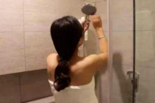 Thấy vợ tắm lâu, hoá đơn tiền nước tăn cao, tôi lén nhìn qua khe cửa phòng tắm thì phát hiện sự thật