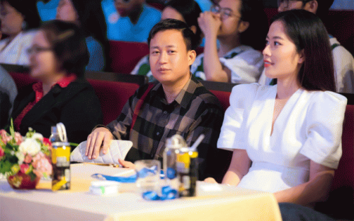 Nam Em lên tiếng trước tin đồn chồng sắp cưới có quan hệ tình cảm với học trò