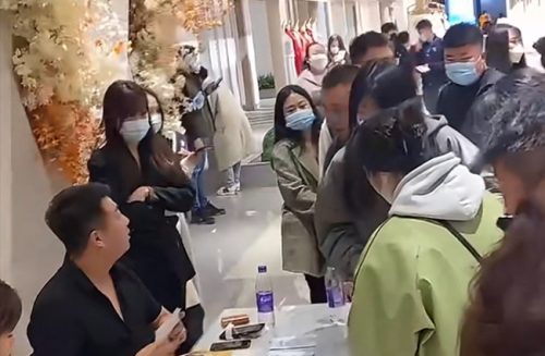 Cặp vợ chồng tổ chức tiệc ly hôn hoành tráng, mời khách ăn uống và trả lại tiền mừng gây xôn xao