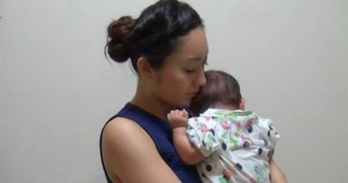 Chồng đi biền biệt 6 năm, ngày trở về thấy vợ bế đứa trẻ liền đuổi đánh, đến lúc nhìn rõ mặt thì ngã quỵ