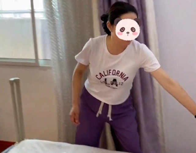 Dọn dẹp phòng của mẹ chồng, lột bao gối đi giặt, tôi bủn rủn tay chân khi nhìn thấy tập giấy này