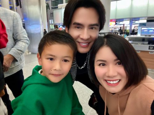 Đan Trường cùng vợ cũ đưa con trai về Việt Nam, thái độ bố mẹ vợ khi hội ngộ con rể cũ gây chú ý