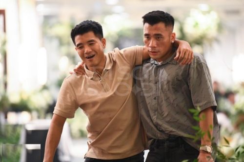 Cầu thủ ĐTVN say quên lối về, được vợ chăm sóc sau tiệc cưới Văn Hậu - Hải My