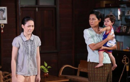 Ghé nhà thông gia thăm cháu mang theo giỏ trái cây to, chưa được nửa ngày thì mẹ tôi khóc lóc bỏ về