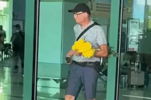 Sự thật chuyện khách Tây mang hoa cúc cắm bàn thờ ra sân bay đón vợ