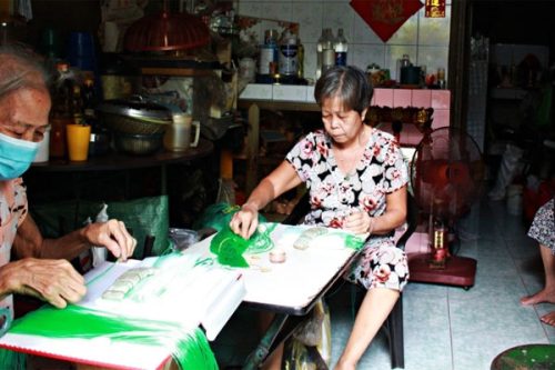 6 chị em ruột không lấy chồng, sống cùng nhau dưới một mái nhà