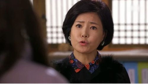 Mẹ chồng bắt tôi bán hết vàng cưới để trả nợ lô đề cho cô em chồng