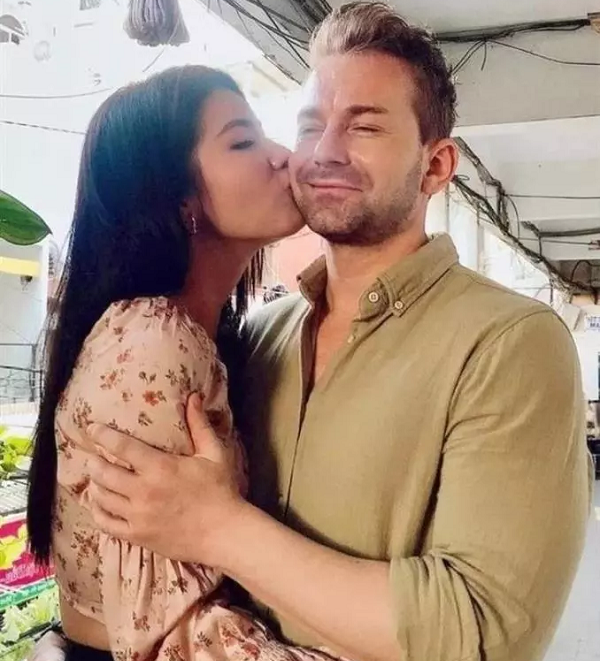 minh tú được bạn trai ngoại quốc cầu hôn