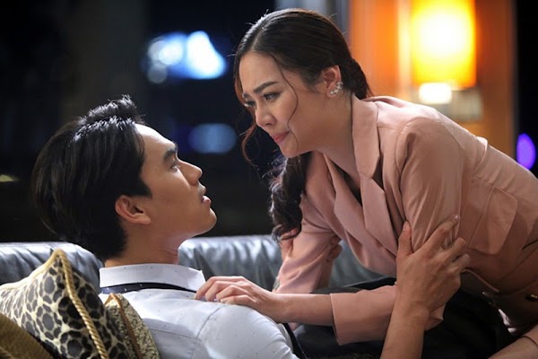 Giữa đêm, đang lúc vợ chồng mặn nồng thì cánh cửa bật mở, tôi hoảng hốt khi thấy người đang đứng nhìn mình chằm chằm