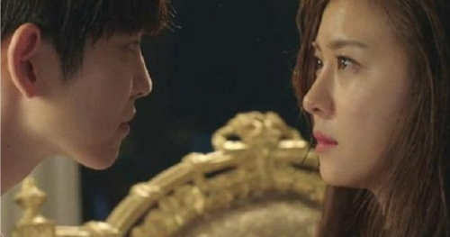 Dỗ con ngủ say mới sà vào lòng chồng, đang mặn nồng thì