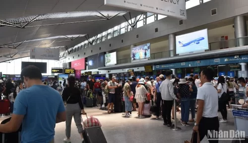 Hai hành khách quê Thái Bình hỏi nhau 'súng ở đâu' khiến chuyến bay phải dừng khẩn cấp