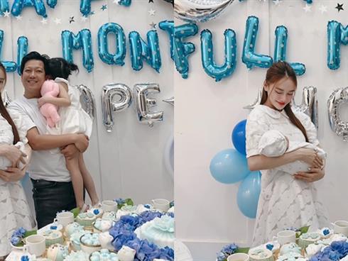 Nhã Phương cùng chồng mừng đầy tháng con trai thứ hai kèm status hài hước