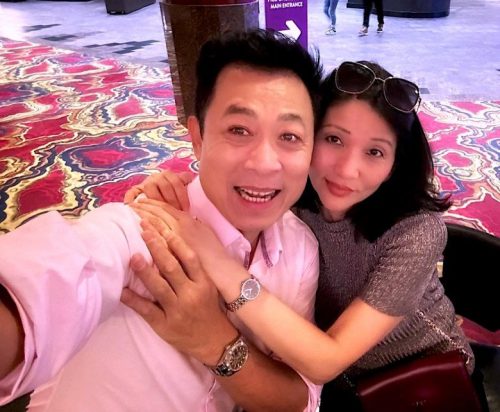 Vân Sơn xả loạt ảnh với bà xã bí ẩn mừng kỷ niệm 33 năm cưới