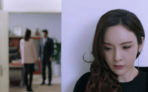 Mai lập gia đình đã được 6 năm. Cuộc sống vợ chồng của cô trước giờ vẫn là niềm ao ước của bao người. Sinh con "đủ nếp đủ tẻ", đã có nhà cửa và ô tô. Chồng Mai - anh Tú là giám đốc của một công ty xây dựng. Anh hiền lành, chiều vợ con và rất mực tâm lý. Cả đời Mai cũng chẳng mơ ước gì cao sang. Cô thấy như vậy là đủ rồi. Vợ chồng ngày ngày đi làm, tối về quây quần bên mâm cơm vui vẻ. Advertisements Ads end in 26 X Bỗng một hôm, Tú dẫn một người phụ nữ lạ về nhà và giới thiệu với Mai rằng đây là bạn thân của anh từ hồi học cấp 2. Cô ấy chuyển vào Sài Gòn sống, giờ có việc ra Hà Nội công tác nhưng chưa tìm được chỗ ở. Là người hòa đồng và dễ tin người, Mai vui vẻ cho người bạn của chồng mình ở tầng 3 của nhà cô. Mai còn đích thân dọn dẹp sạch sẽ để bạn của chồng mình cảm thấy thoải mái nhất. Thấy người phụ nữ này xinh đẹp, có học thức, nói chuyện rất duyên, Mai càng thêm yêu quý. Cô nghĩ đây cũng sẽ trở thành bạn thân của mình được, Mai lại có thêm người bạn để tâm giao, trò chuyện. Chồng dẫn bạn thân về nhà ở cùng vì mới chuyển chỗ ở nhưng vừa từ công ty về đến nhà, vợ gục ngã khi chứng kiến cảnh tượng trước mắt - Ảnh 1 Ảnh minh họa: Internet Bạn thân của chồng Mai tên là Thanh. Người phụ nữ này khá đảm đang. Mỗi lần Mai đi làm về đã thấy cô nấu xong bữa tối cho gia đình mình. Mai lấy làm áy náy nhưng Thanh cười xuề xòa rằng đó cũng là cách cô nói lời cảm ơn đến vợ chồng Mai. Thanh ở trong gia đình nhà Mai đã được một tháng. Mai có phần thắc mắc rằng sao Thanh mãi vẫn chưa giải quyết xong công việc ở Hà Nội, nhưng rồi suy nghĩ đó lại chóng bị lãng quên. Mỗi lần về nhà, 3 người ăn cơm chung tự nhiên Mai lại thấy thân quen, vui vẻ. Tuy nhiên, có một hôm Mai được tan làm sớm do công ty cô bị mất điện. Mai nghĩ rằng hôm nay sẽ về nấu một bữa thịnh soạn cho chồng và Thanh. Bởi những ngày qua làm phiền Thanh khá nhiều, Mai cảm thấy rất áy náy. Đi qua chợ, Mai mua con cá thật ngon, định bụng sẽ trổ tài món 2 người kia yêu thích nhất. Vui quá, Mai còn ngân nga hát. Về đến nhà, Mai bỗng chột dạ khi thấy đôi giày của chồng mình nằm ngoài cửa. Bình thường anh về nhà cũng khá muộn, phải 7-8 giờ tối, nhưng sao nay mới có 3 giờ chiều mà Tú đã về. Tuy nhiên, Mai cũng không để ý nhiều. Cô nghĩ rằng cũng có thể công ty của chồng mình bị mất điện. Nhưng khi bước vào nhà, có tiếng động lạ khiến Mai bất giác rùng mình. Sắc mặt vui tươi của cô không còn nữa, dần chuyển sang sự hoang mang, nghiêm nghị. Tiếng động đó là tiếng rên rỉ của một người phụ nữ đang ở đỉnh cao khoái lạc. Sao lại có thể? Mai buông túi cá xuống sàn nhà, cô nhè nhẹ đi lên tầng, nơi mà tiếng động đó phát ra. Dừng trước cửa phòng của mình, tim của Mai bỗng đập loạn xạ, mặt cô nóng bừng. Tiếng rên rỉ đó ngày càng lớn, rõ mồn một là phát ra từ phòng cô. Nhưng Mai bỗng khựng lại, ngoài âm thanh nghe đến rùng mình đó, có tiếng của chồng cô. Mai mở mạnh khóa cửa. Khi cánh cửa được mở toang ra cũng là lúc Mai phải chứng kiến cảnh tượng sốc tột độ. Chồng cô và người mà anh giới thiệu là bạn thân đang ôm nhau trên chính chiếc giường mà Mai vẫn thường nằm. Hai người đều trần trụi. Dư âm khoái lạc của màn ân ái vẫn còn đọng lại. Không tin nổi vào mắt mình, Mai bất giác bỏ chạy xuống dưới nhà. Ngồi dưới đợi 2 người kia mặc lại quần áo, nước mắt Mai lăn dài. Người mà cô thương yêu hết mực, người mà cô tin tưởng lại chính là kẻ phản bội cô. Vậy mà bấy lâu nay Mai như con hề không hay biết gì hết. Nếu như không có buổi tan làm về sớm này, Mai còn bị lừa dối đến bao giờ? Chồng dẫn bạn thân về nhà ở cùng vì mới chuyển chỗ ở nhưng vừa từ công ty về đến nhà, vợ gục ngã khi chứng kiến cảnh tượng trước mắt - Ảnh 2 Ảnh minh họa: Internet Tú và Thanh cùng đi xuống. Chồng Mai lộ rõ sự lo lắng, luôn miệng khẩn khoản xin lỗi cô. Người phụ nữ kia thì không nói gì, nhưng cô ta cúi đầu im lặng. Mai gằn giọng: "Hai người như thế này đã lâu chưa? Lừa dối tôi đã lâu chưa?". Tú thành thật: "Thanh là người yêu cũ của anh hồi cấp 2. Lên cấp 3 cô ấy phải theo gia đình mình vào Sài Gòn lập nghiệp. Bố mẹ Thanh bắt cô đi luôn cũng là vì ngăn cấm anh và cô ấy yêu nhau. Bởi hồi đó nhà anh nghèo. Gần đây bọn anh mới liên lạc lại với nhau và...". Tú nói đến đây thì không nói nữa khiến Mai càng uất nghẹn, cô khóc lên nức nở. Đúng là "tình cũ không rủ cũng tới". Thì ra trước nay anh vẫn còn hình bóng của người cũ. Chỉ cần Thanh quay lại, anh sẽ bất chấp để theo cô ta. Mai khóc hỏi chồng: "Thế tình cảm từ trước đến nay của 2 vợ chồng mình là giả dối ư? Anh không yêu tôi sao còn lấy tôi rồi có con với tôi?". Tú vội vàng nắm tay Mai giải thích: "Anh có chứ, có yêu 2 mẹ con em chứ. Nhưng anh cũng yêu Thanh. Anh không hiểu tại sao mình vẫn còn yêu cô ấy". Nghe câu trả lời của Tú thế là Mai đã rõ tình cảm của anh. Tú thực ra là người đàn ông tham lam, cái gì anh cũng muốn. Thật nực cười. Mai quay ra hỏi người phụ nữ kia: "Thế còn chị, sao chị lại phản bội tôi. Sao lại trơ trẽn như vậy. Đã ngoại tình với chồng tôi lại còn về nhà tôi ở và đối xử tốt với tôi, rốt cục chị muốn gì?". Thanh ấp úng: "Chị xin lỗi em... Mai. Ban đầu chị ra Hà Nội cũng là để cho khuây khỏa sau cuộc hôn nhân tan vỡ với chồng mình, nhưng không ngờ gặp lại Tú. Chị cứ nghĩ đã quên anh nhưng phát hiện tình cảm dành cho Tú vẫn còn nhiều. Chị biết chị làm vậy là sai..." "Là sai sao chị còn làm. Chị quả thực không biết xấu hổ đó" - Mai ngắt lời Thanh. Sau cùng cô đuổi cả 2 con người ấy ra khỏi nhà mình. Mai cần thời gian để suy nghĩ kĩ trước khi đưa ra quyết định. Cô không muốn mình hành động hồ đồ để rồi có kết quả đáng tiếc. Thực ra cô cũng muốn cho Tú thêm cơ hội, bởi vì cô cũng rất yêu anh. Nếu anh chọn người phụ nữ đó, Mai sẽ buông tay. Nhưng nếu anh quay về với mẹ con cô thì bắt buộc phải cắt hết liên lạc với Thanh. Lý trí thì khuyên Mai như vậy nhưng trong lòng cô thực sự rối bời!