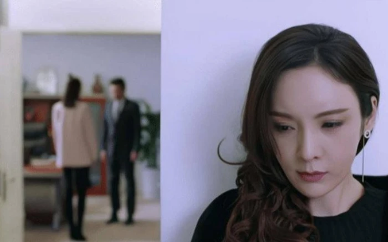 Mai lập gia đình đã được 6 năm. Cuộc sống vợ chồng của cô trước giờ vẫn là niềm ao ước của bao người. Sinh con "đủ nếp đủ tẻ", đã có nhà cửa và ô tô. Chồng Mai - anh Tú là giám đốc của một công ty xây dựng. Anh hiền lành, chiều vợ con và rất mực tâm lý.

Cả đời Mai cũng chẳng mơ ước gì cao sang. Cô thấy như vậy là đủ rồi. Vợ chồng ngày ngày đi làm, tối về quây quần bên mâm cơm vui vẻ.

Advertisements

Ads end in 26

X
Bỗng một hôm, Tú dẫn một người phụ nữ lạ về nhà và giới thiệu với Mai rằng đây là bạn thân của anh từ hồi học cấp 2. Cô ấy chuyển vào Sài Gòn sống, giờ có việc ra Hà Nội công tác nhưng chưa tìm được chỗ ở.

Là người hòa đồng và dễ tin người, Mai vui vẻ cho người bạn của chồng mình ở tầng 3 của nhà cô. Mai còn đích thân dọn dẹp sạch sẽ để bạn của chồng mình cảm thấy thoải mái nhất.

Thấy người phụ nữ này xinh đẹp, có học thức, nói chuyện rất duyên, Mai càng thêm yêu quý. Cô nghĩ đây cũng sẽ trở thành bạn thân của mình được, Mai lại có thêm người bạn để tâm giao, trò chuyện.

Chồng dẫn bạn thân về nhà ở cùng vì mới chuyển chỗ ở nhưng vừa từ công ty về đến nhà, vợ  gục ngã khi chứng kiến cảnh tượng trước mắt - Ảnh 1
Ảnh minh họa: Internet
Bạn thân của chồng Mai tên là Thanh. Người phụ nữ này khá đảm đang. Mỗi lần Mai đi làm về đã thấy cô nấu xong bữa tối cho gia đình mình. Mai lấy làm áy náy nhưng Thanh cười xuề xòa rằng đó cũng là cách cô nói lời cảm ơn đến vợ chồng Mai.

Thanh ở trong gia đình nhà Mai đã được một tháng. Mai có phần thắc mắc rằng sao Thanh mãi vẫn chưa giải quyết xong công việc ở Hà Nội, nhưng rồi suy nghĩ đó lại chóng bị lãng quên. Mỗi lần về nhà, 3 người ăn cơm chung tự nhiên Mai lại thấy thân quen, vui vẻ.

Tuy nhiên, có một hôm Mai được tan làm sớm do công ty cô bị mất điện. Mai nghĩ rằng hôm nay sẽ về nấu một bữa thịnh soạn cho chồng và Thanh. Bởi những ngày qua làm phiền Thanh khá nhiều, Mai cảm thấy rất áy náy.

Đi qua chợ, Mai mua con cá thật ngon, định bụng sẽ trổ tài món 2 người kia yêu thích nhất. Vui quá, Mai còn ngân nga hát.

Về đến nhà, Mai bỗng chột dạ khi thấy đôi giày của chồng mình nằm ngoài cửa. Bình thường anh về nhà cũng khá muộn, phải 7-8 giờ tối, nhưng sao nay mới có 3 giờ chiều mà Tú đã về. Tuy nhiên, Mai cũng không để ý nhiều. Cô nghĩ rằng cũng có thể công ty của chồng mình bị mất điện.

Nhưng khi bước vào nhà, có tiếng động lạ khiến Mai bất giác rùng mình. Sắc mặt vui tươi của cô không còn nữa, dần chuyển sang sự hoang mang, nghiêm nghị. Tiếng động đó là tiếng rên rỉ của một người phụ nữ đang ở đỉnh cao khoái lạc. Sao lại có thể? Mai buông túi cá xuống sàn nhà, cô nhè nhẹ đi lên tầng, nơi mà tiếng động đó phát ra.

Dừng trước cửa phòng của mình, tim của Mai bỗng đập loạn xạ, mặt cô nóng bừng. Tiếng rên rỉ đó ngày càng lớn, rõ mồn một là phát ra từ phòng cô. Nhưng Mai bỗng khựng lại, ngoài âm thanh nghe đến rùng mình đó, có tiếng của chồng cô.

Mai mở mạnh khóa cửa. Khi cánh cửa được mở toang ra cũng là lúc Mai phải chứng kiến cảnh tượng sốc tột độ. Chồng cô và người mà anh giới thiệu là bạn thân đang ôm nhau trên chính chiếc giường mà Mai vẫn thường nằm. Hai người đều trần trụi. Dư âm khoái lạc của màn ân ái vẫn còn đọng lại. Không tin nổi vào mắt mình, Mai bất giác bỏ chạy xuống dưới nhà.

Ngồi dưới đợi 2 người kia mặc lại quần áo, nước mắt Mai lăn dài. Người mà cô thương yêu hết mực, người mà cô tin tưởng lại chính là kẻ phản bội cô. Vậy mà bấy lâu nay Mai như con hề không hay biết gì hết. Nếu như không có buổi tan làm về sớm này, Mai còn bị lừa dối đến bao giờ?

Chồng dẫn bạn thân về nhà ở cùng vì mới chuyển chỗ ở nhưng vừa từ công ty về đến nhà, vợ  gục ngã khi chứng kiến cảnh tượng trước mắt - Ảnh 2
Ảnh minh họa: Internet
Tú và Thanh cùng đi xuống. Chồng Mai lộ rõ sự lo lắng, luôn miệng khẩn khoản xin lỗi cô. Người phụ nữ kia thì không nói gì, nhưng cô ta cúi đầu im lặng.

Mai gằn giọng: "Hai người như thế này đã lâu chưa? Lừa dối tôi đã lâu chưa?".

Tú thành thật: "Thanh là người yêu cũ của anh hồi cấp 2. Lên cấp 3 cô ấy phải theo gia đình mình vào Sài Gòn lập nghiệp. Bố mẹ Thanh bắt cô đi luôn cũng là vì ngăn cấm anh và cô ấy yêu nhau. Bởi hồi đó nhà anh nghèo.

Gần đây bọn anh mới liên lạc lại với nhau và...".

Tú nói đến đây thì không nói nữa khiến Mai càng uất nghẹn, cô khóc lên nức nở. Đúng là "tình cũ không rủ cũng tới". Thì ra trước nay anh vẫn còn hình bóng của người cũ. Chỉ cần Thanh quay lại, anh sẽ bất chấp để theo cô ta.

Mai khóc hỏi chồng: "Thế tình cảm từ trước đến nay của 2 vợ chồng mình là giả dối ư? Anh không yêu tôi sao còn lấy tôi rồi có con với tôi?".

Tú vội vàng nắm tay Mai giải thích: "Anh có chứ, có yêu 2 mẹ con em chứ. Nhưng anh cũng yêu Thanh. Anh không hiểu tại sao mình vẫn còn yêu cô ấy".

Nghe câu trả lời của Tú thế là Mai đã rõ tình cảm của anh. Tú thực ra là người đàn ông tham lam, cái gì anh cũng muốn. Thật nực cười.

Mai quay ra hỏi người phụ nữ kia: "Thế còn chị, sao chị lại phản bội tôi. Sao lại trơ trẽn như vậy. Đã ngoại tình với chồng tôi lại còn về nhà tôi ở và đối xử tốt với tôi, rốt cục chị muốn gì?".

Thanh ấp úng: "Chị xin lỗi em... Mai. Ban đầu chị ra Hà Nội cũng là để cho khuây khỏa sau cuộc hôn nhân tan vỡ với chồng mình, nhưng không ngờ gặp lại Tú. Chị cứ nghĩ đã quên anh nhưng phát hiện tình cảm dành cho Tú vẫn còn nhiều. Chị biết chị làm vậy là sai..."

"Là sai sao chị còn làm. Chị quả thực không biết xấu hổ đó" - Mai ngắt lời Thanh.

Sau cùng cô đuổi cả 2 con người ấy ra khỏi nhà mình. Mai cần thời gian để suy nghĩ kĩ trước khi đưa ra quyết định. Cô không muốn mình hành động hồ đồ để rồi có kết quả đáng tiếc. Thực ra cô cũng muốn cho Tú thêm cơ hội, bởi vì cô cũng rất yêu anh. Nếu anh chọn người phụ nữ đó, Mai sẽ buông tay. Nhưng nếu anh quay về với mẹ con cô thì bắt buộc phải cắt hết liên lạc với Thanh.

Lý trí thì khuyên Mai như vậy nhưng trong lòng cô thực sự rối bời!