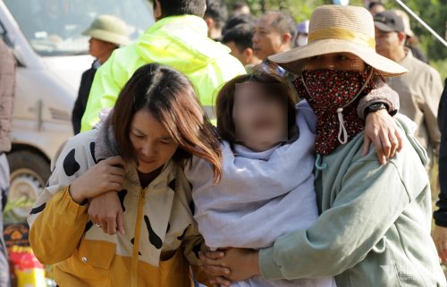 Vợ gục ngã tiễn đưa 3 cha con gặp nạn trong vụ lật thuyền ở Nghệ An