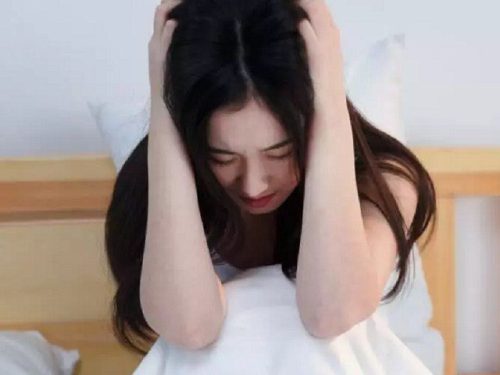 Trước đêm ra tòa ly hôn, phòng của chồng bật đèn cả đêm, vợ tò mò rình xem thì òa khóc