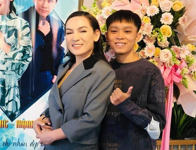 Hồ Văn Cường và mẹ nuôi Phi Nhung vướng và ồn ào ăn chặn tiền catse
