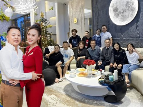 Shark Bình - Phương Oanh khoe ảnh ông sui bà sui 2 nhà sum họp, thái độ 2 con riêng thành tâm điểm