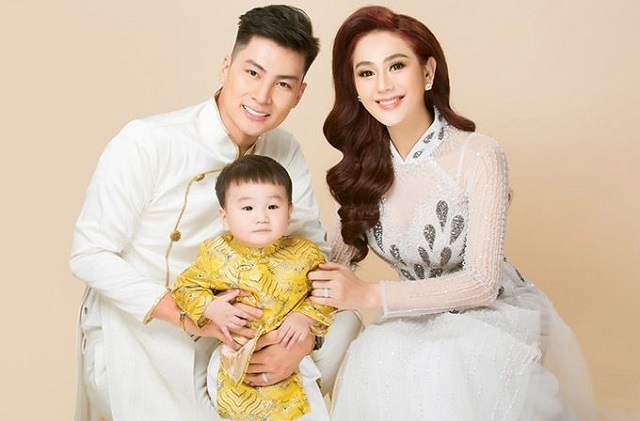 Lâm Khánh Chi là ai? Tiểu sử & sự nghiệp Lâm Khánh Chi Vợ chồng Lâm Khánh Chi bên bé trai đầu lòng