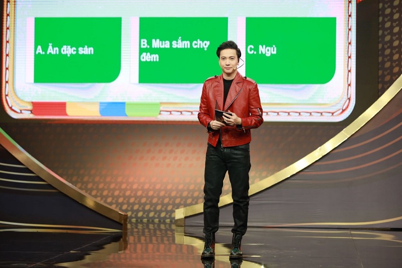 Sơn Thạch sinh ra và lớn lên tại thành phố Hồ Chí Minh