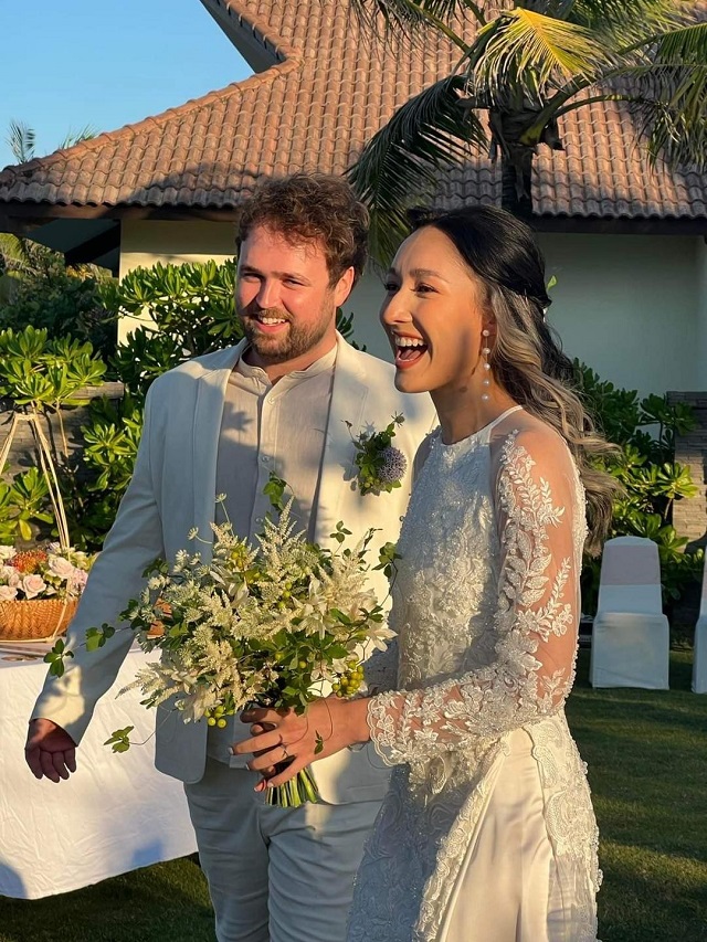 Anna đã kết hôn với chàng trai người Mỹ Eric Derwallis