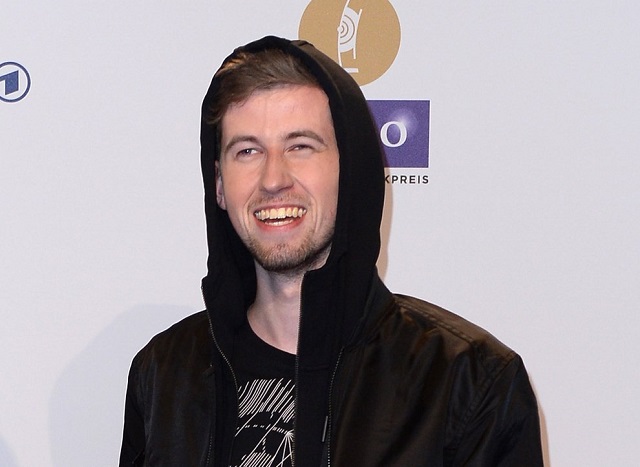 Alan walker là ai mà tạo hình lại bí ẩn đến vậy?
