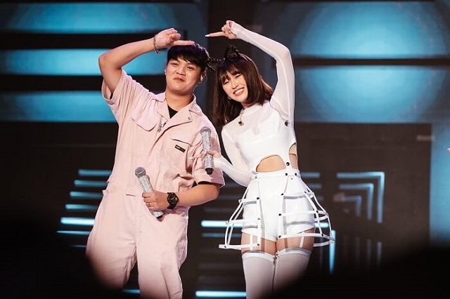 Han Sara là ai? Tiểu sử và sự nghiệp của ca sĩ Han Sara Sara có nhiều lần biểu diễn song ca với những nam ca sĩ tên tuổi